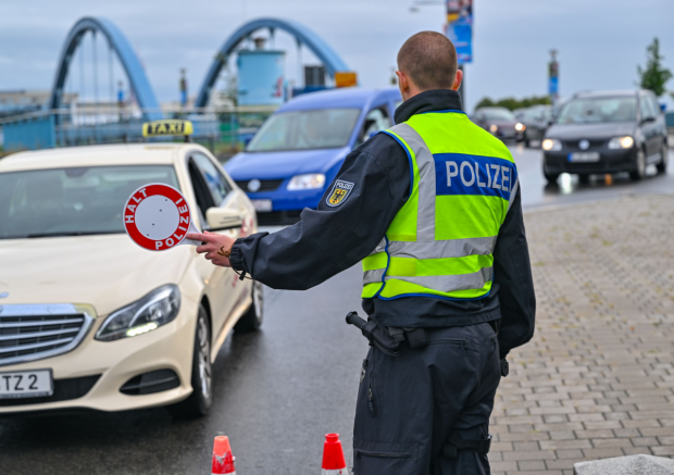 O mașină Dacia, în care se afla o familie cu 2 copii, s-a răsturnat de mai multe ori pe o autostradă din Germania. Toți au rămas încarcerați