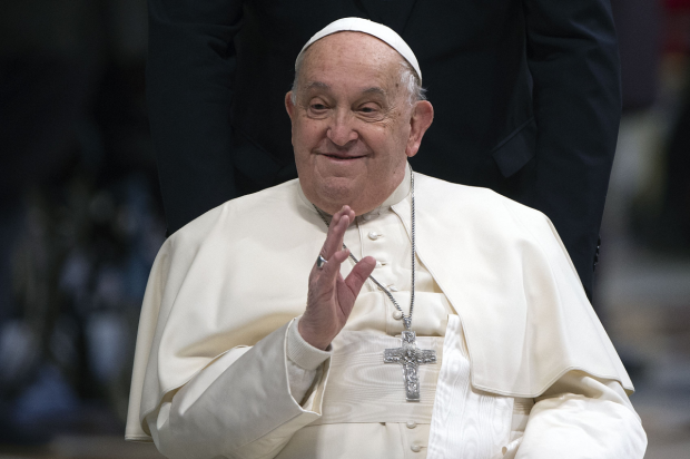 Papa Francisc rămâne în stare critică, iar prognosticul medicilor este rezervat, anunță Vaticanul