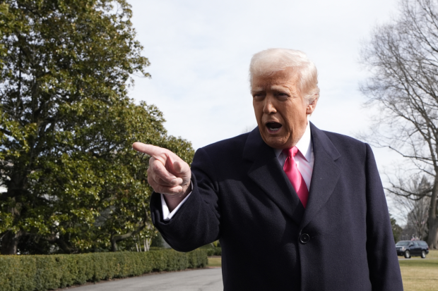 Trump ameninţă că va da în judecată jurnaliștii care folosesc „surse anonime”