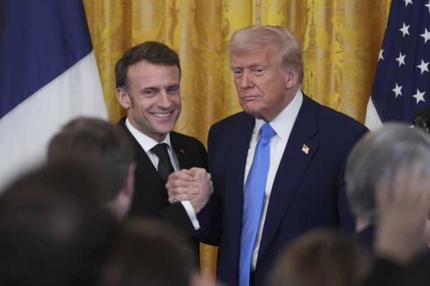O vânătaie pe mâna dreaptă naște speculații despre starea de sănătate a lui Donald Trump. Casa Albă: „Le strânge mâna mai mult decât orice alt preşedinte din istorie”