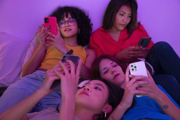 Generația TikTok a României. 41% dintre tineri nu verifică informațiile, iar opt din zece au primit conținut despre alegerile din România!