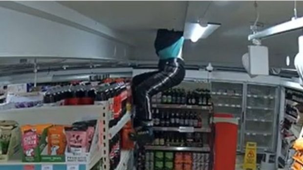 Momentul în care un hoț rămâne blocat în tavanul unui magazin pe care voia să-l jefuiască | VIDEO