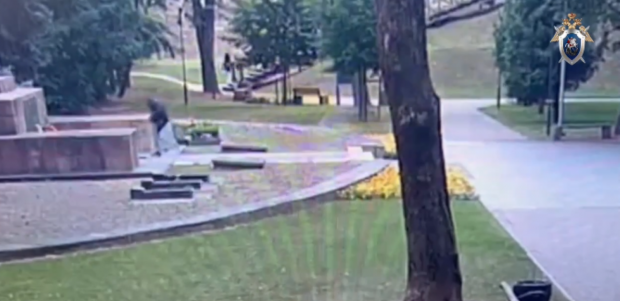 Un bielorus a fost condamnat la aproape doi ani de închisoare pentru că a prăjit pește pe Flacăra Eternă | VIDEO