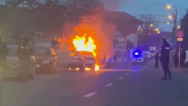 Un BMW a luat foc în mers și a ars ca o torță pe o stradă din Oradea