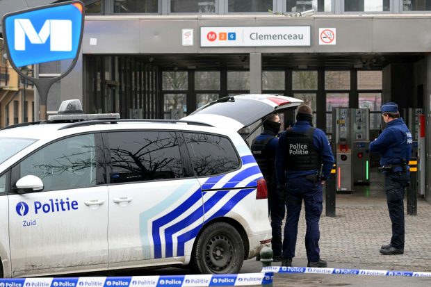 Doi bărbați înarmați cu pistoale-mitralieră au deschis focul pe stradă, în fața metroului, la Bruxelles. Poliția îi vânează în oraș