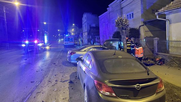 Un șofer de 19 care făcea „liniuțe” cu o decapotabilă a intrat pe contrasens și a ucis o mamă a doi copii mici, la Câmpia Turzii