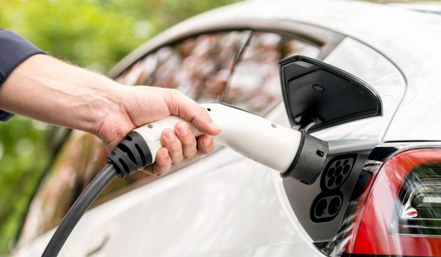Provocări pentru industria auto electrică în 2025: Costuri și cerere în scădere