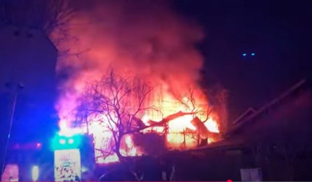 Două case din Ploiești s-au făcut scrum într-un incendiu violent. Un pompier și doi jandarmi au fost răniți de explozia unei butelii