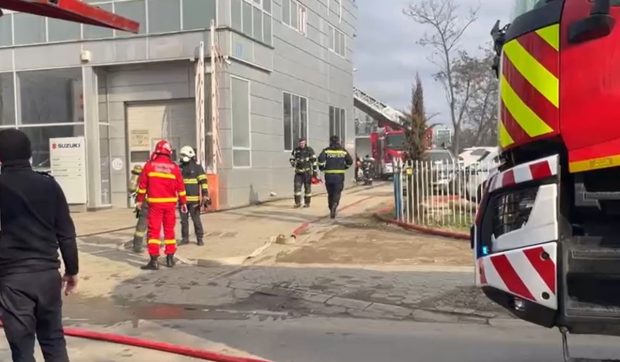 Incendiu în Iași, la o cabină de vopsit dintr-un service auto. A fost emisă o avertizare RO-ALERT