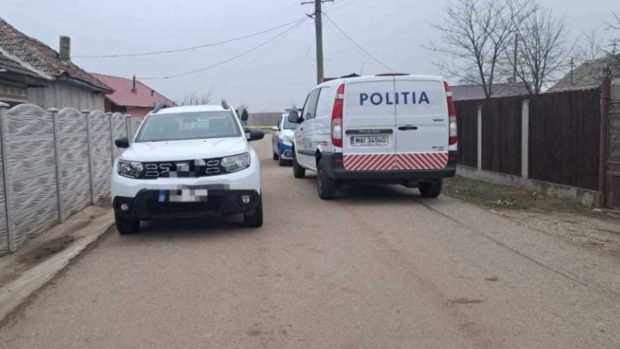 Un bărbat a intrat în locuința unei femei din Dolj și a înjunghiat trei oameni. Unul dintre ei a murit