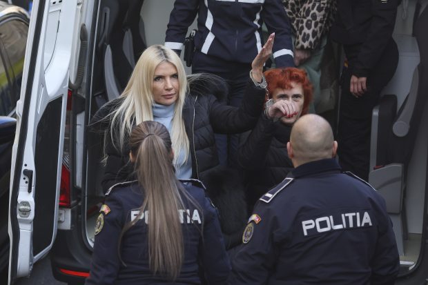 De ce Laura Vicol și-a arătat cătușele când a fost arestată. Ce spune despre machiajul perfect după eliberare