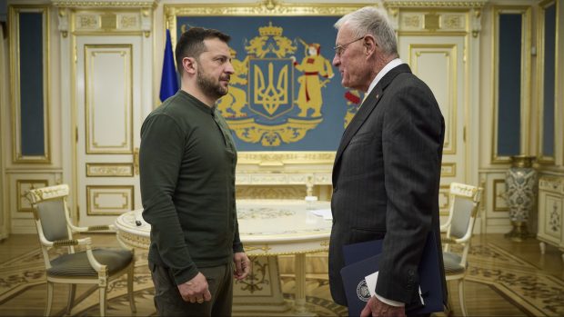 Casa Albă îl presează pe Zelenski să negocieze „acordul mineralelor”, prin care Trump i-a cerut 500 de miliarde de dolari