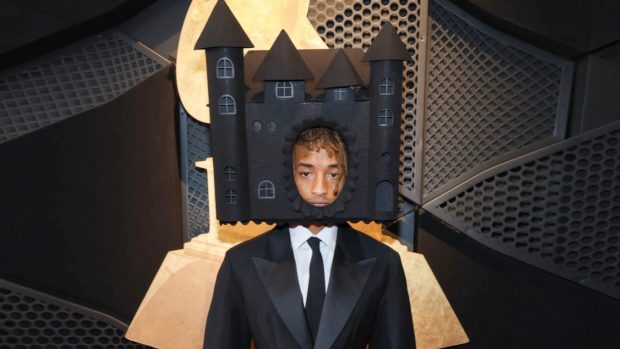 Jaden Smith și-a pus „Castelul Vampirilor” în cap, la premiile Grammy 2025. Cât costă piesa creată de Abodi Transylvania