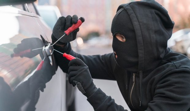 Un român a adormit în parcarea la Carrefour în mașina cu motorul pornit și așa l-a găsit poliția, care-l căuta pentru un jaf dat în aceeași zi, în Belgia