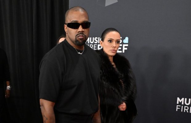 Kanye West și Bianca Censori, dați afară de la Grammy 2025 din cauza apariției ei șocante. A purtat o rochie transparentă, fără lenjerie intimă