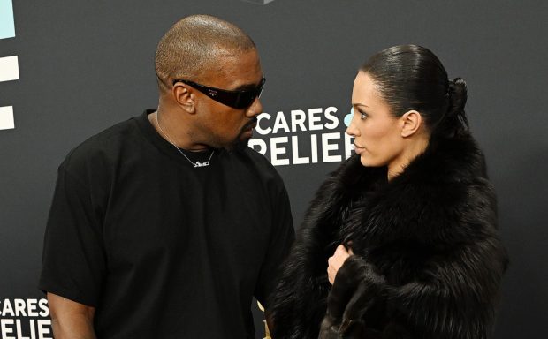 Ce se întâmplă cu Bianca Censori, după ce s-a zis că va avea probleme legale din cauza apariției la Grammy 2025. Ce i-a spus Kanye West înainte să se dezbrace