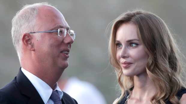 Kirill Dmitriev, omul-cheie al lui Putin în negocierile cu SUA, căsătorit cu fotomodelul și prezentatoarea TV Natalia Popova: „I-a deschis ușa Kremlinului”