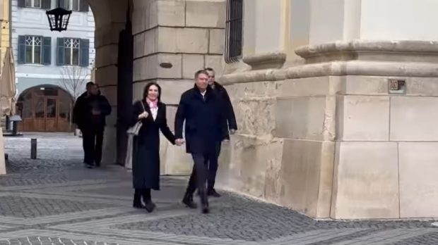 Prima apariție publică a lui Klaus Iohannis după demisie, la Sibiu. A spus doar două cuvinte | VIDEO