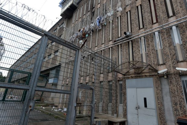 Un deținut român a fost găsit mort într-un centru de arest preventiv imediat după ce colegul de celulă a fost eliberat, în Franța