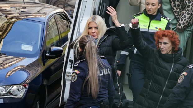 Laura Vicol și soțul Vladimir Ciorbă au plecat de la Curtea de Apel. DIICOT a cerut arestare preventivă, instanța a rămas în pronunțare