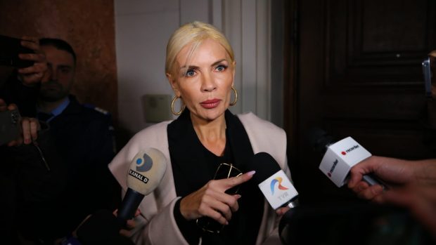 Laura Vicol, agresivă la Curtea de Apel, înainte să afle dacă va fi arestată preventiv: „Toți cei pe care i-am ajutat să vină să dea declarații. Dacă nu, îi chem eu”