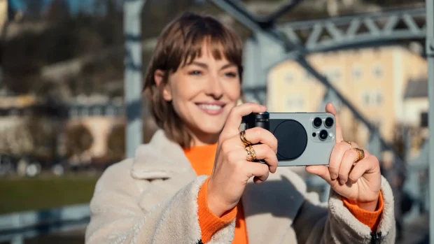 Cât de scump e suportul Leica de lux pentru iPhone cu care poți să faci poze mai bune