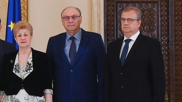 Trei judecători ai CCR, decorați de Klaus Iohannis la două luni după anularea alegerilor prezidențiale