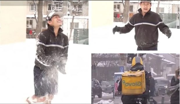 Livrator nepalez în pantaloni scurți, în ninsoarea din București: „E prima dată când văd zăpadă și îmi place. Vreau să mă joc”