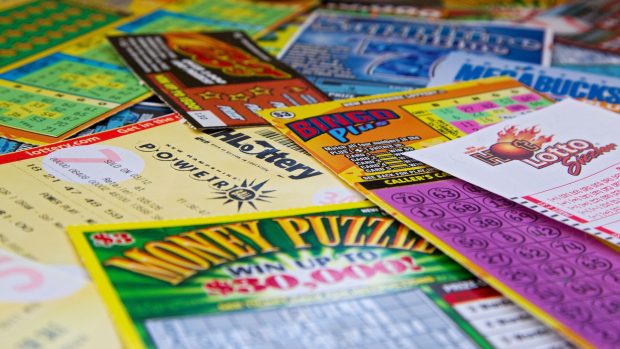 Doi oameni ai străzii au câștigat 500.000 de euro cu un loz răzuibil pe care l-au plătit cu un card furat. Cine încasează acum premiul