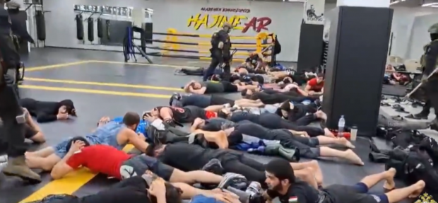 Raiduri efectuate de polițiști ruși înarmați cu ciocane într-un club de MMA. Mai mulți ruși au fost trimiși forțat la recrutare