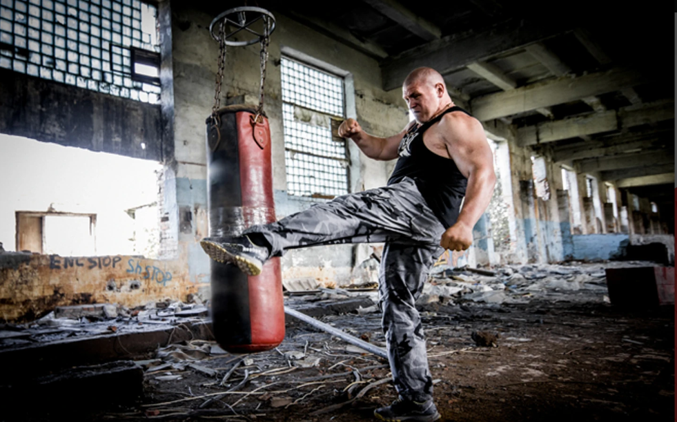 Luptătorul de MMA poreclit „Mad Max”, un criminal condamnat, eliberat din închisoare pentru a lupta în Ucraina: „Groaza e mai de efect decât cruzimea”