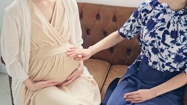 O româncă a fost declarată de instanță mama naturală a unui copil născut de o altă femeie. Bebelușul, revendicat de doi bărbați