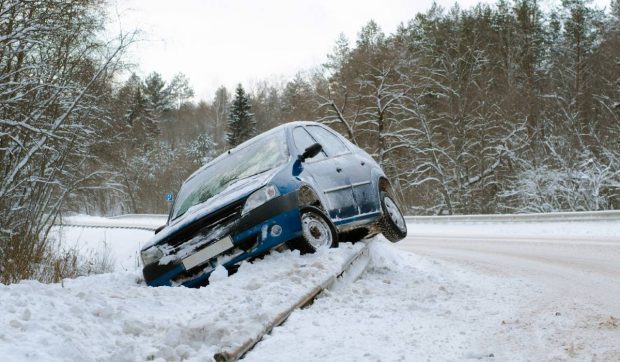 Accidente pe drumuri înzăpezite. Cum pot solicita șoferii despăgubiri în 2025
