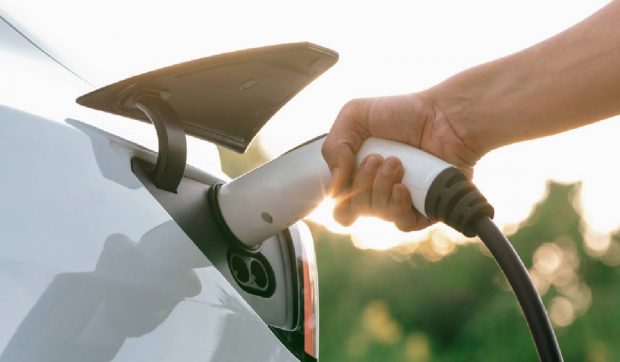 Mașinile electrice second-hand pot fi o opțiune sigură, dar trebuie să fii atent la anumiți parametri