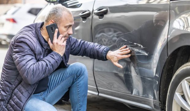 Ce pot face șoferii care și-au găsit mașina lovită în parcare. Când trebuie raportată avaria la Poliție