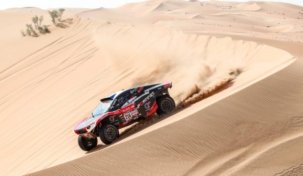 Bucăți dintr-un Audi RSQ e-tron câștigător la Dakar, descoperite la gunoi