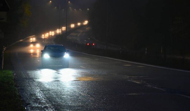 Tot mai mulți șoferi cer interzicerea farurilor auto LED, considerându-le un pericol pentru siguranța rutieră