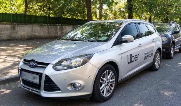 200 de șoferi de ride-sharing din Brașov au protestat împotriva tarifelor mici și comisionului prea mare perceput de Bolt și Uber