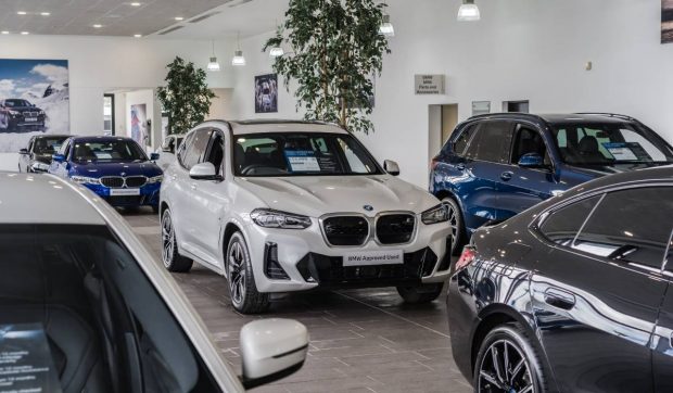 BMW investește în motoare pe benzină, avertizând despre tranziția vehiculelor electrice în SUA