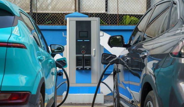 Proprietarii de mașini electrice pot face economii de până la 3.000 de euro pe an, potrivit unui studiu
