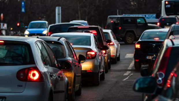 Șoferii riscă amenzi și suspendarea permisului pentru utilizarea abuzivă a flash-urilor în trafic