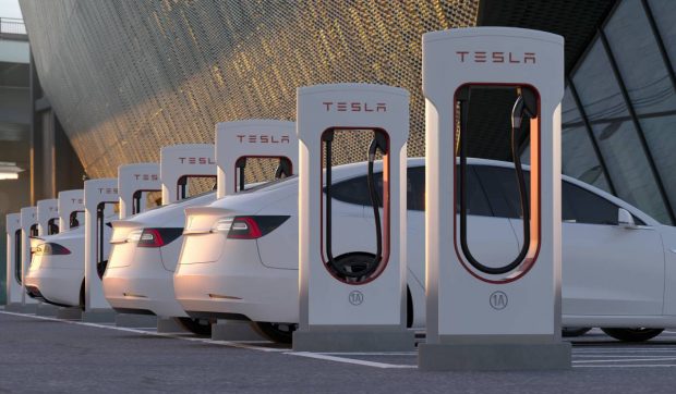 Tesla vrea să lanseze propriul serviciu de taxi fără șofer, intrând în competiție cu Uber