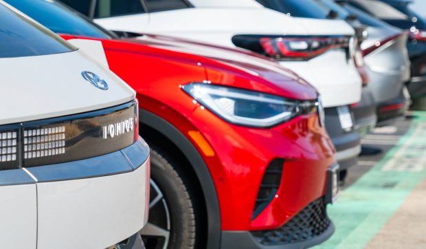 Industria auto globală, afectată semnificativ de noile tarife impuse de administraţia Trump