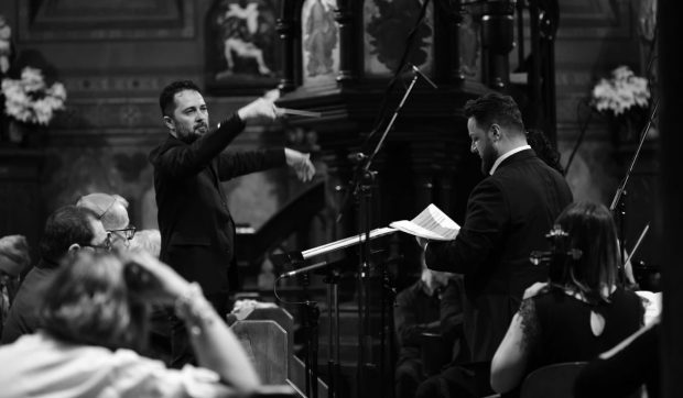 Povestea pianistului-fenomen, cu un repertoriu care acoperă peste 200 de ani. Tânărul a scris peste 400 de partituri