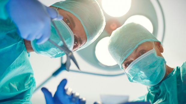Cercetătorii au creat o „piele” electronică ce se vindecă singură în câteva secunde după deteriorare