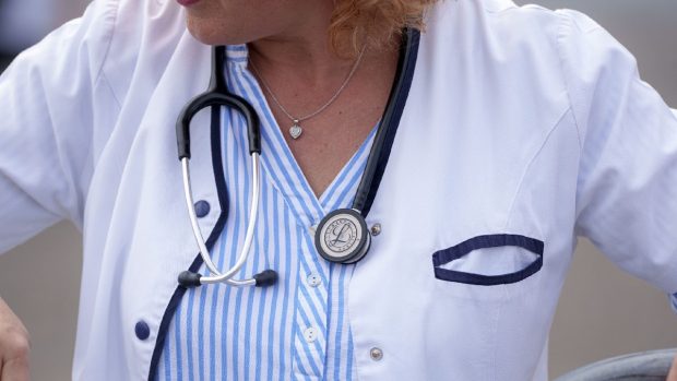 O doctoriță din Ilfov laudă sistemul în care lucrează medicii de familie din Bulgaria: „Nu au avut șefi la casa de asigurări care să fure cu milioanele de euro”