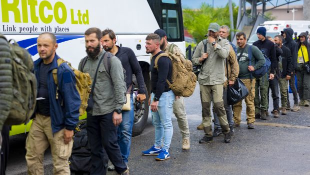 Cum au fost duși mercenarii români din Congo în Rwanda. Momentul a fost surprins de jurnaliștii locali