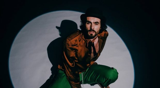 Imagine Stire Un artist român a stat izolat 9 luni într-o cabană cu șoareci, fără conexiune cu lumea exterioară: „Învățam să trăiesc într-un ritm complet diferit” | 2review.ro