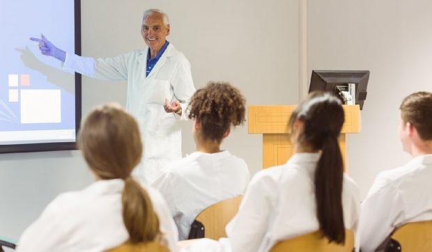 Mii de studenți francezi vin la Cluj să studieze medicina. „Mama mi-a spus că dacă nu trec examenul de admitere, trebuie să plec în România” 