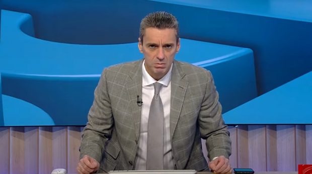 Mircea Badea s-a dezbrăcat la bustul gol în zăpadă, ironizându-le pe Cristela Georgescu și Anca Alexandrescu: „Uitați! M-am despuiat”